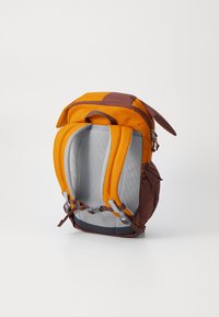 Mochila laranja e castanha com alças de malha cinza almofadadas, compartimentos duplamente zippados e fivelas ajustáveis. Apresenta uma alça superior e aba.