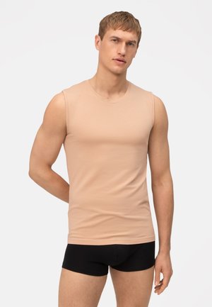 Lichtbeige mouwloze shirt gemaakt van zachte stof, met een ronde hals en een aansluitend design, gecombineerd met zwarte shorts.