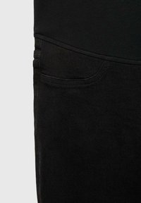 Zwarte katoenen broek in een blend met een gladde textuur, een enkele zak en een slim fit ontwerp met minimale stikdetails.