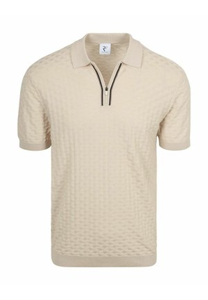 Beige polo met korte mouwen met een gestructureerd patroon en een halve ritssluiting aan de voorkant met zwarte bies aan de ritszijden.