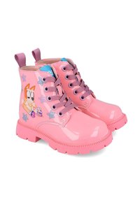 Botas de charol rosas con cordones grises, un diseño estampado con un perro de dibujos animados y suelas de goma reforzadas.