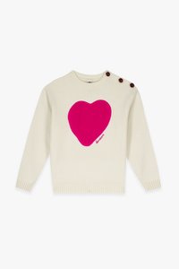Sweter w kolorze kremowym, dziany, z dużym różowym sercem na przodzie. Posiada trzy ciemne guziki na lewym ramieniu oraz ściągacze na rękawach i u dołu.