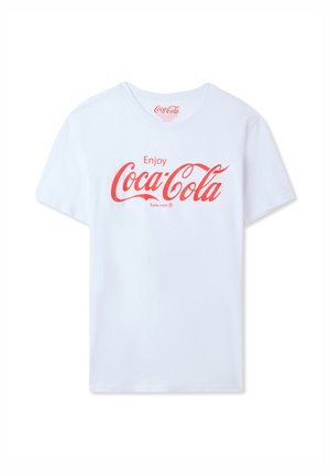 T-shirt in cotone bianco con una grafica rossa "Enjoy Coca-Cola" in corsivo e un piccolo simbolo di marchio registrato sotto il testo. Maniche corte.
