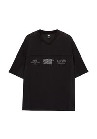 T-shirt nera oversize con scollatura a V, maniche corte, caratterizzata da testo stampato in bianco e grigio. I pannelli laterali in rete aggiungono consistenza e contrasto.