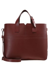 Sac cabas en cuir marron avec poignées supérieures, bandoulière réglable et détails de couture minimalistes sur fond blanc.