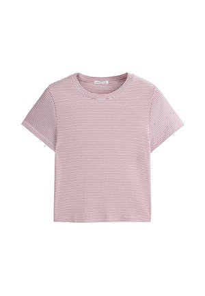 Krátky crop top s krátkym rukávom a okrúhlym výstrihom s tenkými horizontálnymi červenými a bielymi pásikmi na jednofarebnom pozadí.