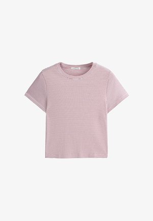 Krátky crop top s krátkym rukávom a okrúhlym výstrihom s tenkými horizontálnymi červenými a bielymi pásikmi na jednofarebnom pozadí.