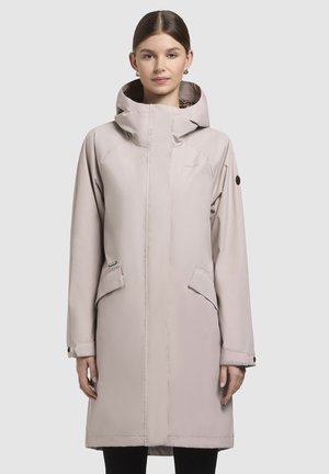 Parka imperméable rose clair avec capuche, dotée de deux poches avant, d'une coupe droite et d'une texture lisse. Marque discrète sur la poitrine.