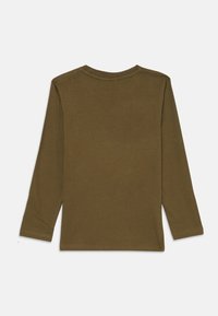 Langärmliges Hemd aus olivgrüner Baumwolle, mit Rundhalsausschnitt und schlichtem Design ohne sichtbare Etiketten oder Verzierungen.