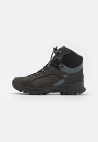 Buty trekkingowe z czarną i szaro-syntetyczną cholewką, wzmocnionym czubkiem, sznurowaną konstrukcją, wyściełanym kostką oraz wytrzymałą podeszwą dla lepszej przyczepności.