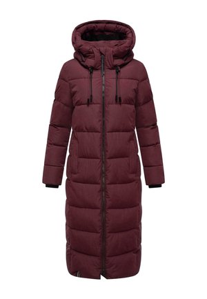 Manteau en duvet bourgogne au design long, avec capuche, accents à cordon de serrage, fermeture éclair à l'avant et poignets élastiques. Les sections matelassées ajoutent de la texture et de la chaleur.