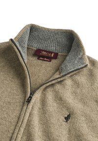 Maglione beige con zip e colletto a costine grigio. Presenta una texture sottile, un piccolo logo nero sul petto e una zip argentata.