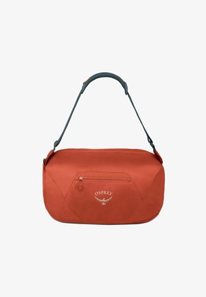 Rode duffeltas met een gestructureerde grijze schouderriem, een ritsvak aan de zijkant en een wit logo aan de voorkant. Glad stoffen afwerking.