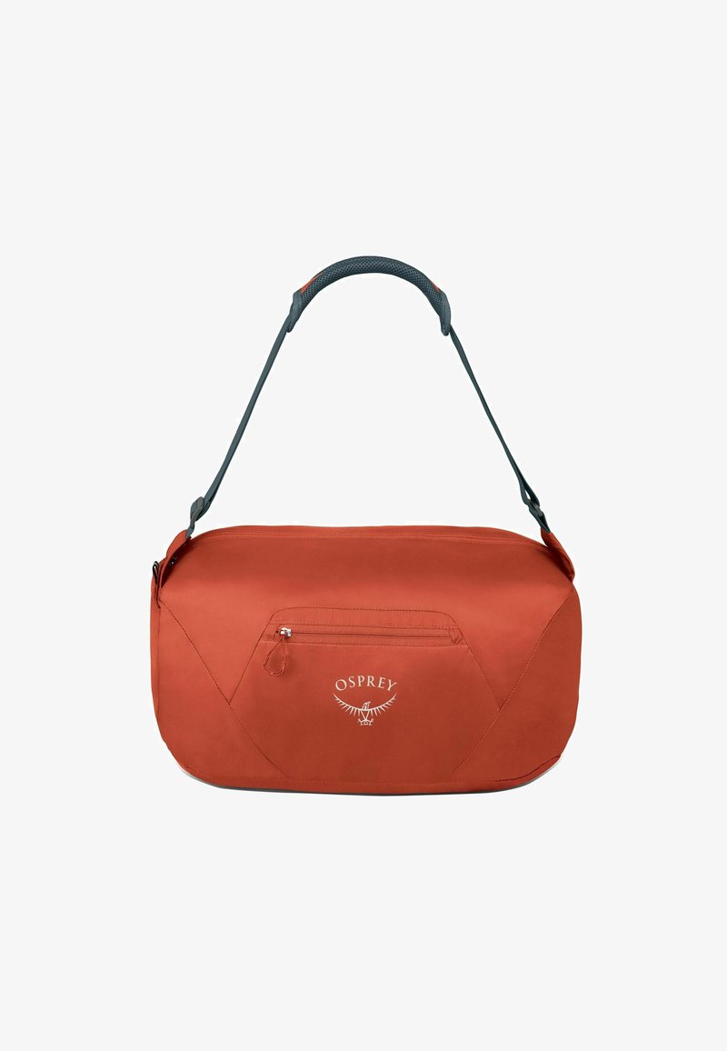 Borsa a tracolla rossa in tessuto con una tracolla grigia testurizzata, tasca con zip sul lato e un logo bianco sul davanti. Finitura in tessuto liscia.