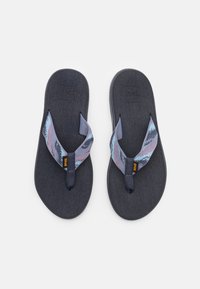Des tongs noires avec des semelles en tissu sombre texturé. La lanière présente un motif abstrait bleu et violet avec un accent de logo jaune.