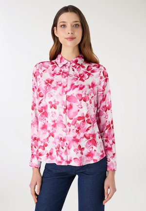 Camicia a maniche lunghe con bottoni in tessuto leggero, caratterizzata da un motivo floreale in tonalità di rosa su sfondo bianco, con colletto classico.