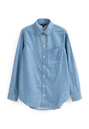 Lichtblauw denim overhemd met lange mouwen, knopen aan de voorkant, een borstzakje en kraag, weergegeven op een witte achtergrond.