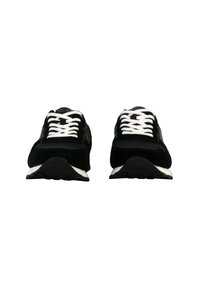 Zwarte leren sneakers van suede met witte veters, met een ronde neus, geperforeerde details en een witte tussenzool. Getextureerde zwarte rubberen outsole.