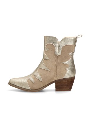 Botas de vaquero marrones con puntera metálica dorada. Presentan un diseño de corte ondulado en la caña, cuero texturizado y un tacón apilado.