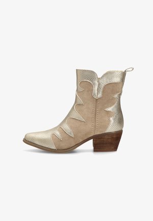 Botas de vaquero marrones con puntera metálica dorada. Presentan un diseño de corte ondulado en la caña, cuero texturizado y un tacón apilado.