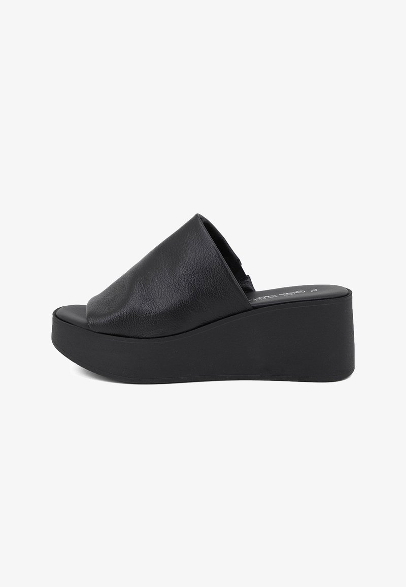 Sandale compensée noire en cuir à enfiler avec bout ouvert et semelle plateforme, vue de profil sur fond blanc.
