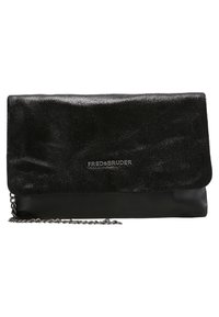 Černá kabelka z umělé kůže s texturovaným, lesklým klopou a hladkým dnem. Obsahuje stříbrný řetízek a logo na přední straně.