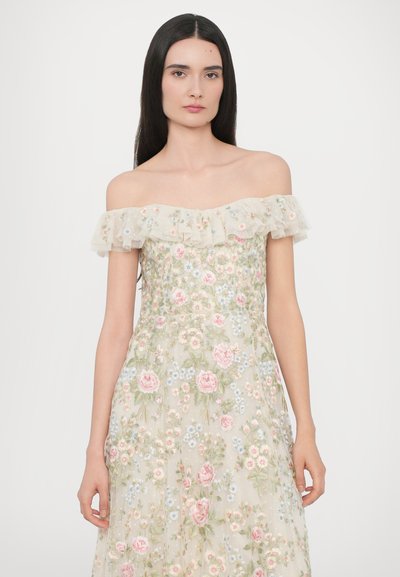 Off-shoulder jurk met een gerimpelde halslijn, voorzien van bloemenborduurwerk in roze en blauw op een lichte, transparante stof.