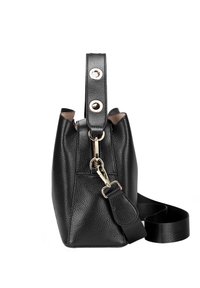 Borsa nera in pelle con superficie texturizzata, finiture in tonalità oro e tracolla removibile. Presenta una forma strutturata e un manico superiore.