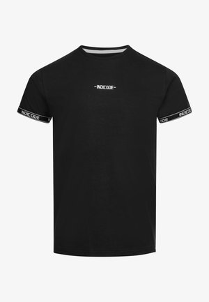 T-shirt noir en coton avec un col rond et des manches courtes. Logo blanc "INDICODE" imprimé sur la poitrine et accents de manches.