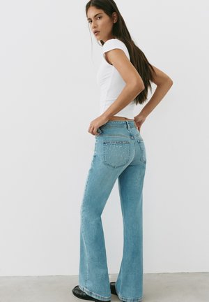 PULL&BEAR, WITH RHINESTONES BOOT-CUT - JEANS - Flared Jeans - blue denim