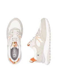 Paire de baskets décontractées blanches et beige avec des accents orange, design à lacets et languettes à motifs, vues de dessus et de côté.