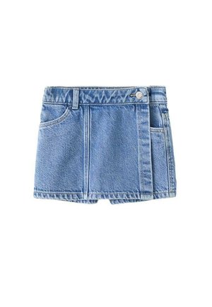 Kratka denim krilo v svetlo modri barvi z zapiranjem na gumbe, sprednjimi žepi in rahlo podrtim robom za priložnostni videz.