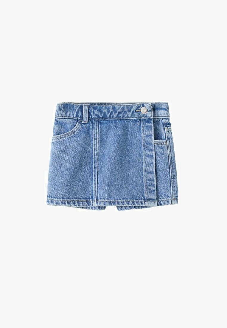 Denim mininederdel i lyseblå, med knaplukning, forlommer og en let frynset kant for et afslappet udseende.