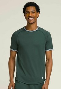 Donkergroen sportshirt met korte mouwen, slim fit, witte gestreepte accenten op de kraag en mouwen, gladde textuur, logo aan de zoom.