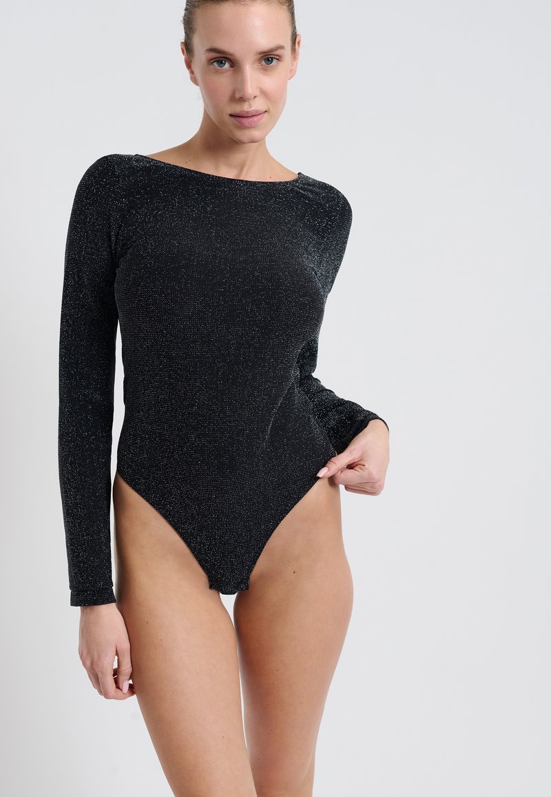 Czarny bodysuit z długim rękawem, wykonany z błyszczącej, fakturowanej tkaniny, z wysokim wycięciem nogawki i okrągłym dekoltem, charakteryzujący się dopasowanym krojem.