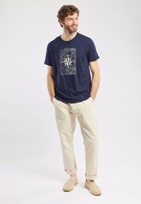 Armor lux CRUISE SUNSET- LÉGER - T-shirt imprimé - pointcardinaux marine deep