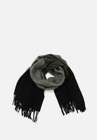 Sort og grå tørklæde lavet af blødt materiale med en vævet tekstur, med frynser i kanterne og et lagdelt design.