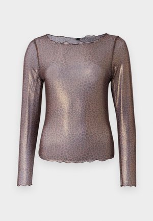 Rjava majica z dolgimi rokavi z vzorcem leopardjega tiska, sijočo teksturo in valovitimi robovi. Narejena iz lahkotnega, prosojnega materiala.