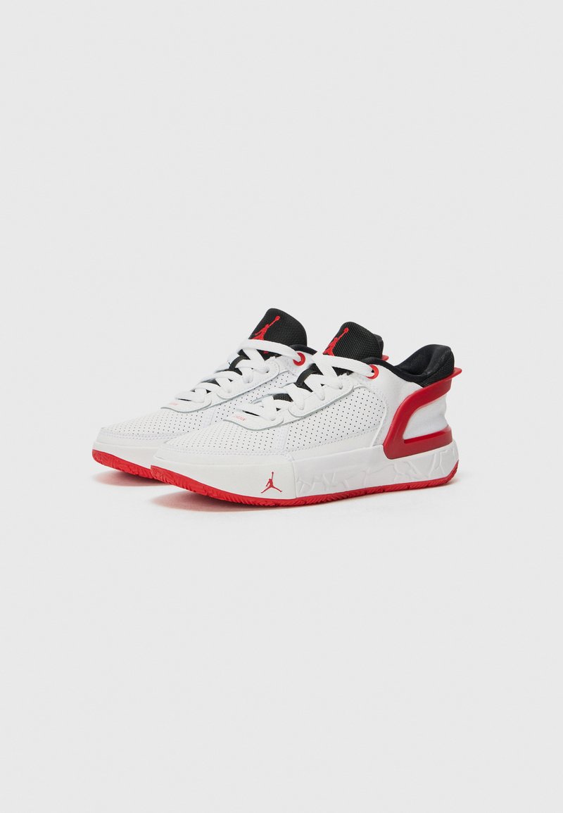 Weiße Sportschuhe mit roten Akzenten. Verfügt über ein perforiertes Obermaterial, einen gepolsterten Kragen und eine strukturierte Gummisohle. Logo an den Seiten und auf der Zunge.