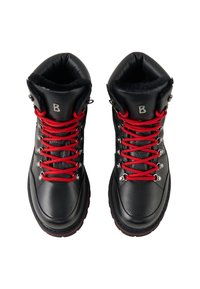 Černé kožené turistické boty s červenými šňůrkami, polstrovaným límcem a kovovými prvky. Mají texturovaný povrch a polstrovaný interiér.