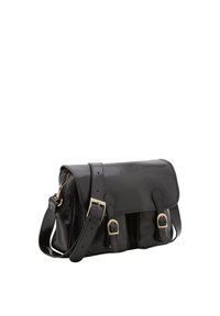 Borsa in pelle nera con chiusura a pattina, due fibbie anteriori, tracolla regolabile e finitura liscia. Forma rettangolare compatta con dettagli di cucitura.