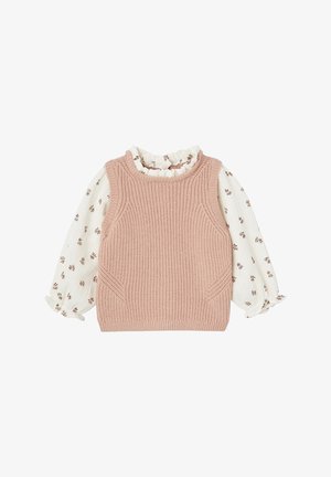 Crèmekleurige blouse met lange mouwen, kleine bloemenprint en geplooide kraag, gelaagd onder een mouwloos, stoffig roze gebreid vest.