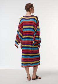 Multicolored gestreepte kaftan met een losse pasvorm, gemaakt van lichtgewicht mesh-stof. Kenmerkt brede mouwen en een knielange lengte.