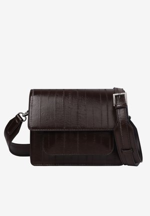 Borsa a tracolla in pelle marrone scuro con finitura testurizzata, forma rettangolare, chiusura a patta e tracolla regolabile con fibbia argentata.