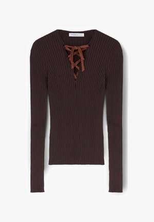Haut à manches longues en ribbed de couleur marron foncé avec un décolleté en V et un détail à lacets ajustable en bronze. Tissu doux et texturé avec un design ajusté.