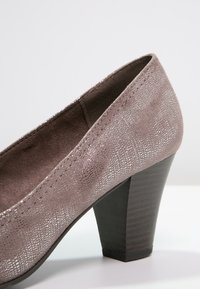 Chaussure à talon fermée en suède taupe doux avec une finition texturée et scintillante ; dotée d'un solide talon en bois.