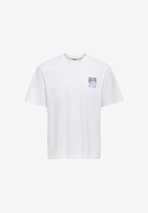 T-shirt blanc à manches courtes avec col rond, orné d'un petit motif abstrait bleu et noir sur la partie gauche de la poitrine.