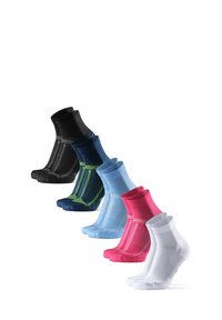 Calze sportive in nero, blu navy, azzurro chiaro, rosa e bianco, con una texture a coste e strisce colorate a contrasto sulla parte centrale del piede.