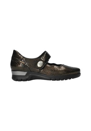 Zapato Mary Jane de cuero marrón oscuro con un patrón de cocodrilo, correa ajustable, acento plateado y un bajo tacón de goma negra.