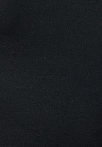 Tessuto di cotone nero con una superficie liscia e un fine rigaggio, caratterizzato da una finitura opaca uniforme e privo di motivi o decorazioni visibili.